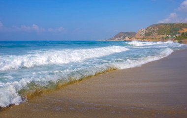 Deniz Burnu. Türkiye 'nin tatil beldesi Alanya' daki dağların arka planına karşı Mavi Akdeniz.