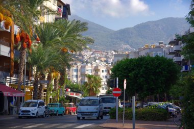 Hindi, Alanya. 16.09.21 Şehir manzarası, tatil köyünün caddeleri..