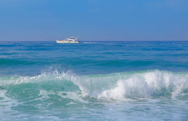 Pohled Jachtu Plující Středozemním Moři Mezi Vlnami Jasného Slunečného Dne — Stock fotografie