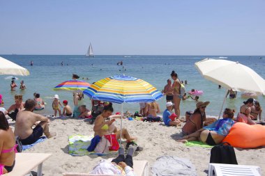 Ukrayna. Odessa 'da. 06.25.21. Karadeniz ve Lanzheron şehir plajı manzarası.