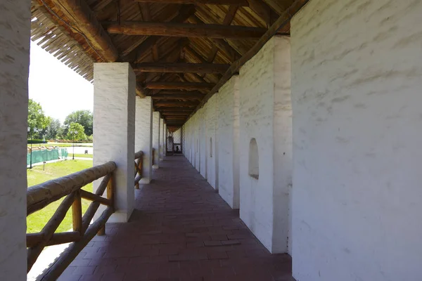 Longo Corredor Com Colunas Quadradas Telhado Madeira Varanda Kremlin Astrakhan — Fotografia de Stock