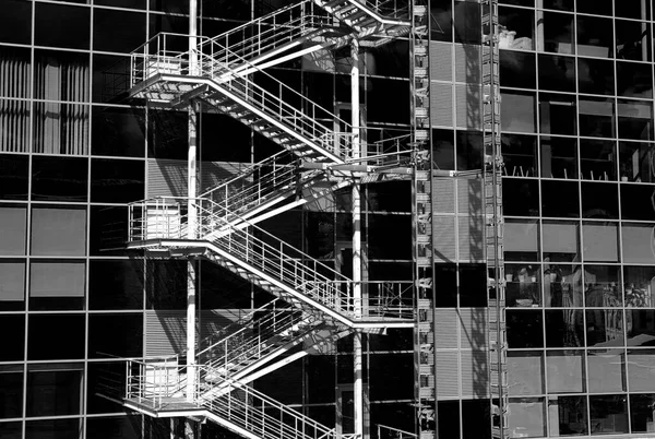 Cam Bir Binanın Duvarında Koşan Utanç Verici Bir Merdiven — Stok fotoğraf