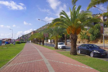 Hindi. Alanya 09.13.21. Hurma ağaçlarının arasından ara sokağa bak..