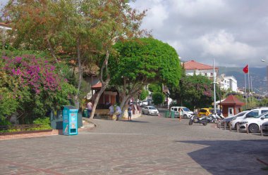 Hindi. Alanya. 09.13.21. Şehrin tarihi merkezindeki caddenin görüntüsü.