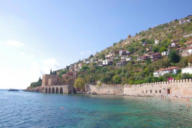 Hindi. Alanya. 09.13.21. Antik şehir ve uzun duvarlı kale manzarası.