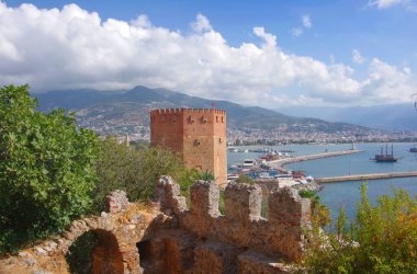 Akdeniz kıyısındaki kırmızı kuledeki tatil köyü Alanya 'nın manzarası.