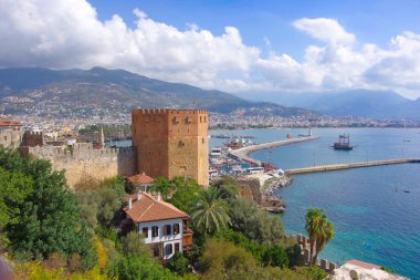Akdeniz kıyısındaki kırmızı kuledeki tatil köyü Alanya 'nın manzarası.
