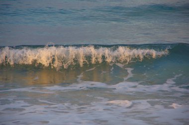 Yükselen güneş ışınlarının dalgalar deniz.