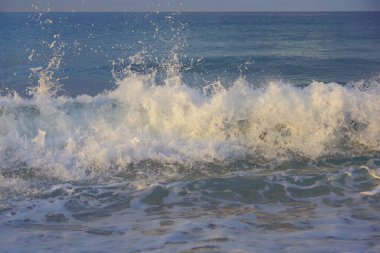 Deniz Burnu. Dalgalı ve deniz köpüklü mavi deniz.