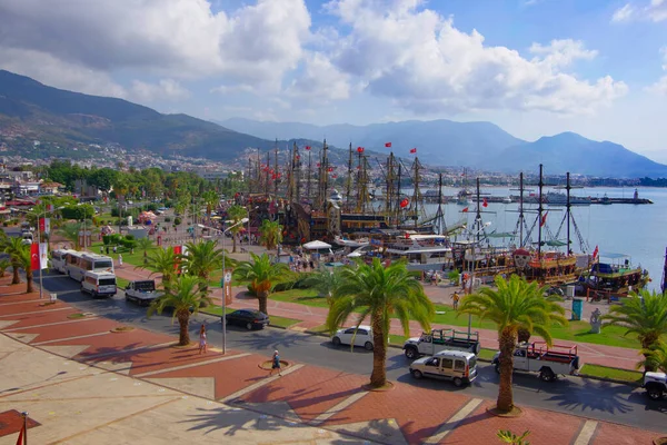 トルコだ アランヤ マリーナの桟橋に立つ船の眺め — ストック写真