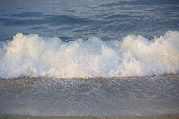 Ondas Marinas Los Rayos Del Sol Naciente —  Fotos de Stock