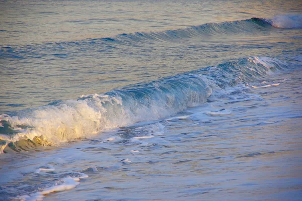Mořské Vlny Paprscích Vycházejícího Slunce — Stock fotografie