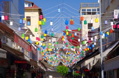 Hindi. Alanya şehri. 09.16.22. Şehrin merkez pazarında çok renkli bir manzara var..