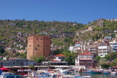 Türkiye, Alanya şehri. 09.13.21. Kalenin ve kırmızı kulenin manzarası. Kyzyl Kule.