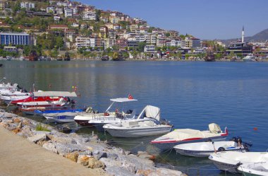 Hindi. Alanya. 09.19.21. Tekne istasyonunun rıhtımında duran teknelerin görüntüsü.