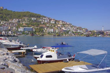 Hindi. Alanya. 09.19.21. Tekne istasyonunun rıhtımında duran teknelerin görüntüsü.