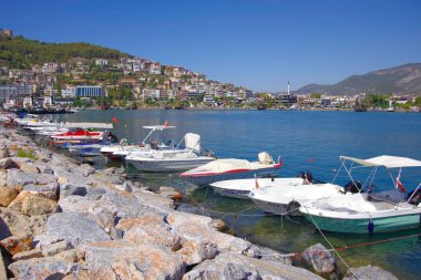 Hindi. Alanya. 09.19.21. Tekne istasyonunun rıhtımında duran teknelerin görüntüsü.