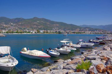 Hindi. Alanya. 09.19.21. Tekne istasyonunun rıhtımında duran teknelerin görüntüsü.