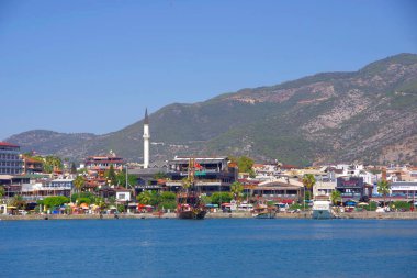 Hindi. Antalya. 09.15.21. Şehir manzarası ve Akdeniz 'deki cami..