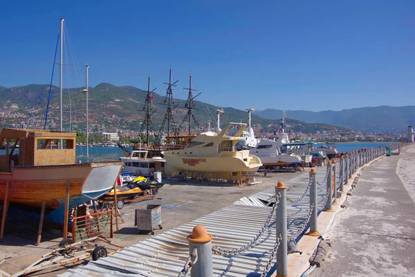土耳其 Alanya 站在船坞上的游艇的景象 — 图库照片