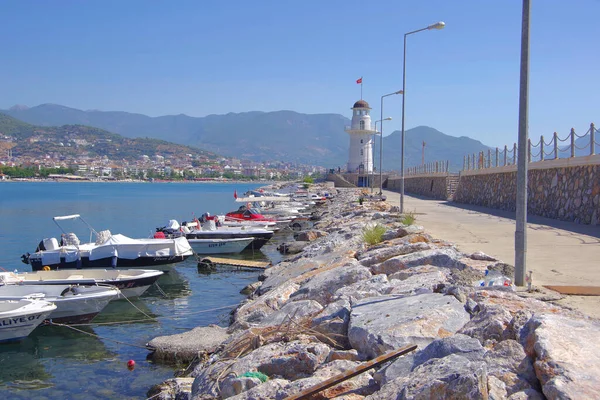 トルコだ アンタルヤ 桟橋の灯台とボートの眺め — ストック写真