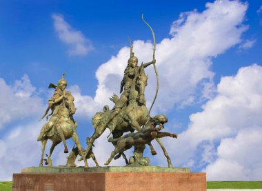 Kyzyl. Tuva. - Rusya. 06.28.21. Avcılar. Yenisei Nehri 'nin kıyısındaki heykel.