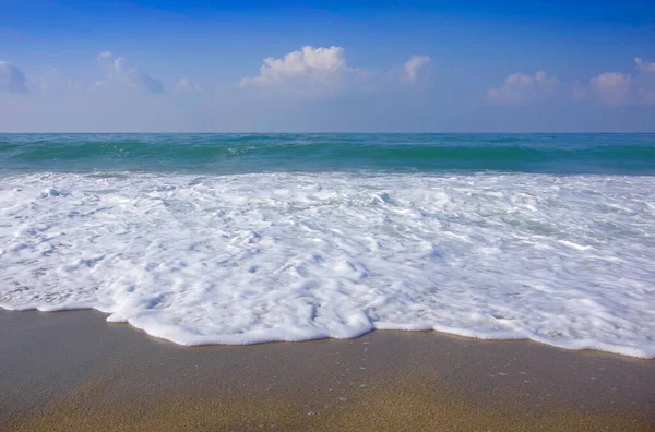 Pohled Moře Vlny Mořskou Bílou Pěnou Písečné Pláži — Stock fotografie