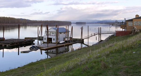 Maison flottante sur le fleuve Columbia . — Photo