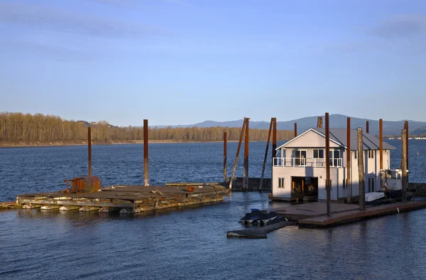 Drijvend huis op de columbia river. — Stockfoto