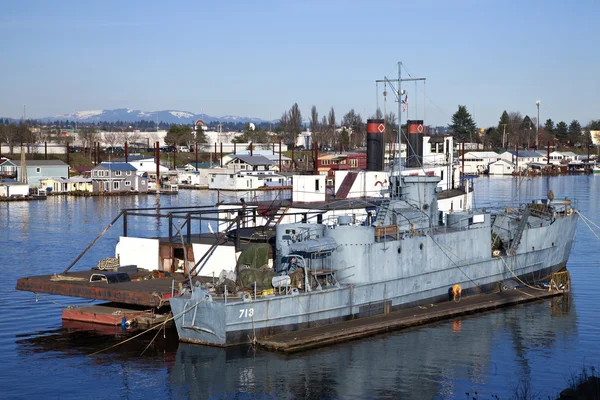 Oude vaartuigen afgemeerd in een rivier portland of. — Stockfoto