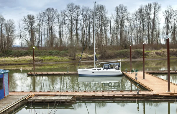 Barca a vela bianca ormeggiata in un fiume, Oregon . — Foto Stock
