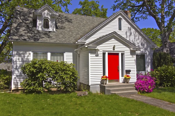 Casa com uma porta vermelha . — Fotografia de Stock