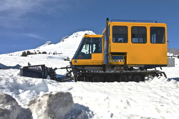 Aratri da neve al rifugio Timberline Oregon . — Foto Stock