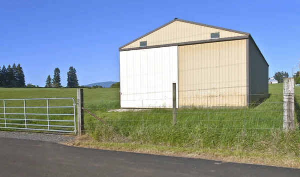 Barracão de armazenamento em um campo Oregon . — Fotografia de Stock