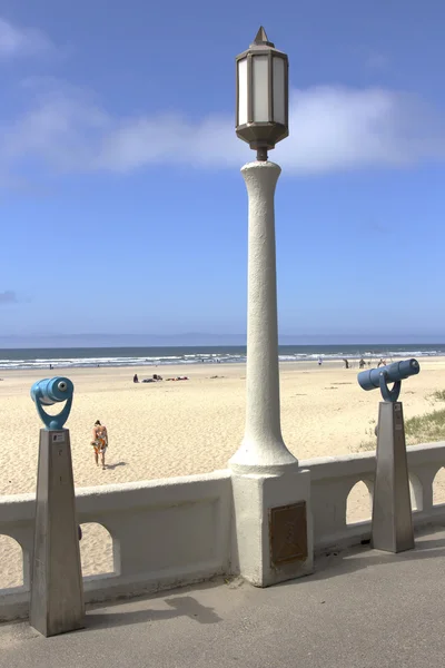 Monoculares y un poste de luz con vistas a la playa . —  Fotos de Stock