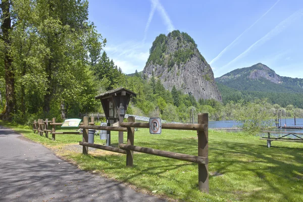 Farol rocha columbia river gorge wa. — Fotografia de Stock