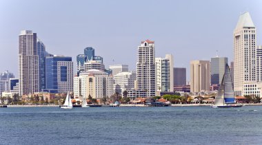 San diego manzarası ve yelkenli.