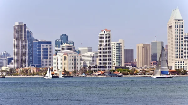 Horizonte de San Diego e veleiros . — Fotografia de Stock
