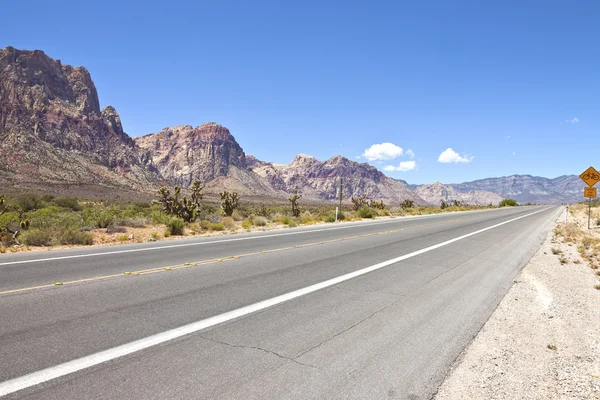 Straße der roten Felsen, die nach las vegas nv führt. — Stockfoto