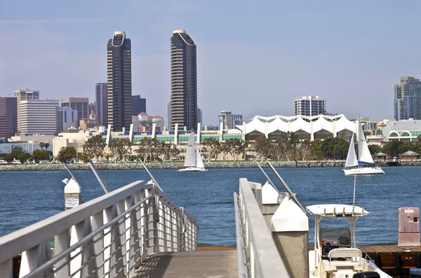 Torens op de san diego skyline van Californië. — Stockfoto