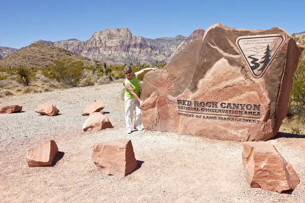Visiting the Red Rock Canyon Nevada. — Stock Photo, Image