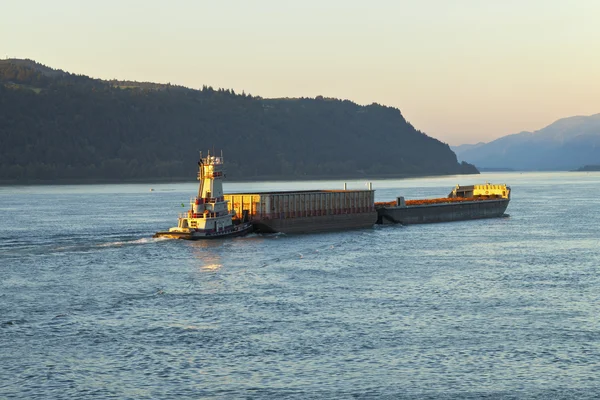 Driva båten och pråmar oregon. — Stockfoto