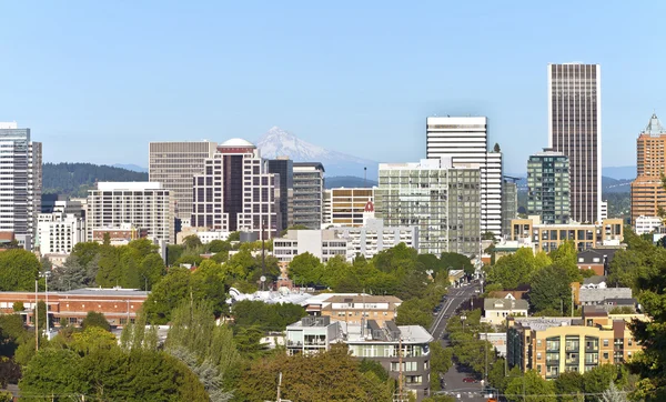 Portland Oregon skyline com Mt. Capuz . — Fotografia de Stock