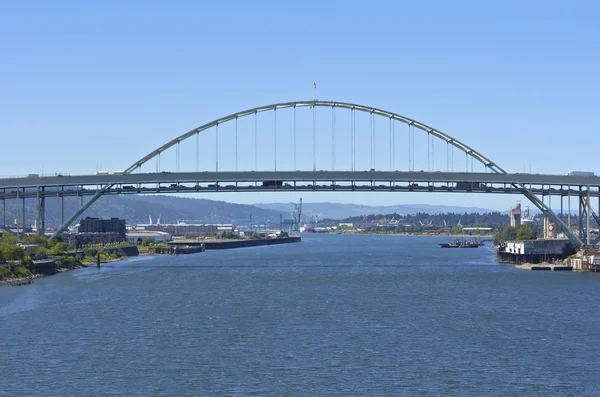 Verkehr auf der Freemont-Brücke portland oregon. — Stockfoto