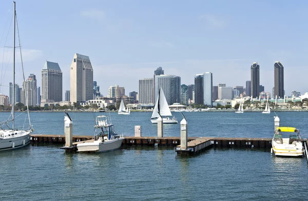 San diego skyline en een kleine jachthaven. — Stockfoto