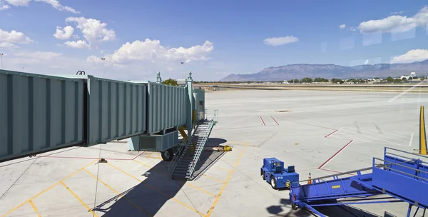 Terminal del aeropuerto por la ventana . — Foto de Stock