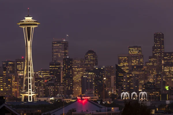 Seattle skyline in de nacht. — Stockfoto