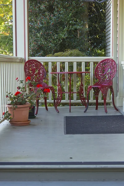 Zwei rote Stühle und ein Tisch. — Stockfoto