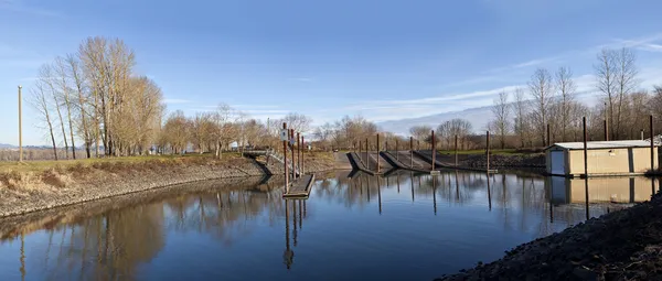 Båt lanseringen kuddar och stål stolpar panoramautsikt eller. — Stockfoto