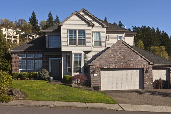 Manicured residential house Clackamas Oregon. — Stock Photo, Image